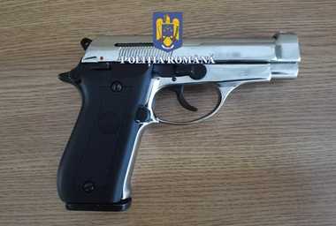 Olt: Doi minori sunt bănuiţi că au tras cu un pistol pe stradă / Localnicii au crezut că sunt petarde şi au anunţat Poliţia / La percheziţii a fost găsit un pistol neletal