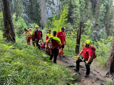 UPDATE Intervenţie a salvatorilor montani pe un traseu din Bucegi, pentru o tânără accidentată/ Simultan, salvamontiştii din Victoria intervin în Făgăraş pentru recuperarea unui turist blocat într-o zonă abruptă/ Ambele intervenţii, încheiate cu bine
