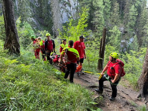 UPDATE Intervenţie a salvatorilor montani pe un traseu din Bucegi, pentru o tânără accidentată/ Simultan, salvamontiştii din Victoria intervin în Făgăraş pentru recuperarea unui turist blocat într-o zonă abruptă/ Ambele intervenţii, încheiate cu bine