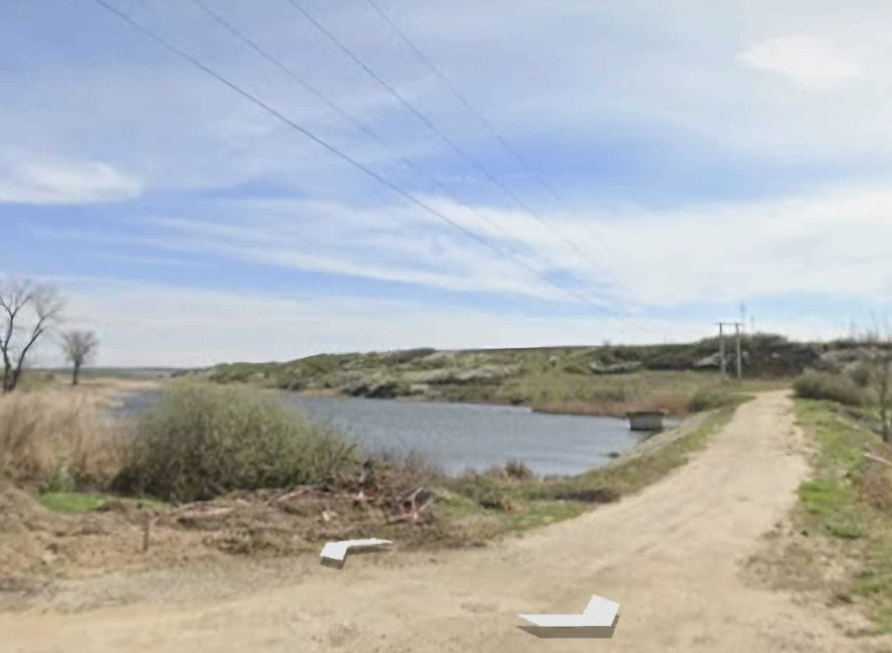 Dolj: Un bărbat a murit electrocutat în timp ce se afla la pescuit / El a vrut să arunce undiţa în apă şi s-a produs un arc electric cu cablurile de tensiune de deasupra sa 