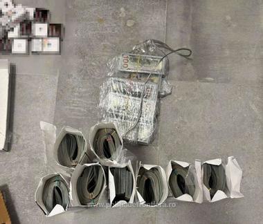 Poliţia de Frontieră - Bărbat cu cetăţenie româno-ucraineană prins la la Vama Sieret cu 580.000 de dolari ascunşi în cartuşe de ţigări - FOTO