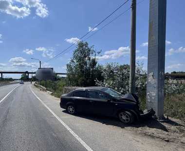 Accident în Craiova - Un bărbat de 64 de ani, cu o concentraţie de 1,12 mg/l alcool pur în aerul expirat, a intrat cu maşina într-un stâlp - FOTO