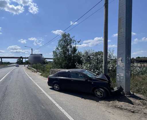 Accident în Craiova - Un bărbat de 64 de ani, cu o concentraţie de 1,12 mg/l alcool pur în aerul expirat, a intrat cu maşina într-un stâlp - FOTO
