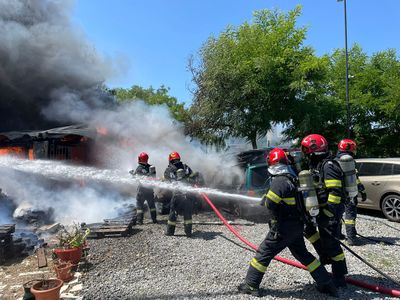 Cluj-Napoca: Un incendiu de vegetaţie uscată s-a extins la un depozit, o anexă, dar şi la un autoturism şi o remorcă parcate în apropiere / Nu au fost persoane rănite 