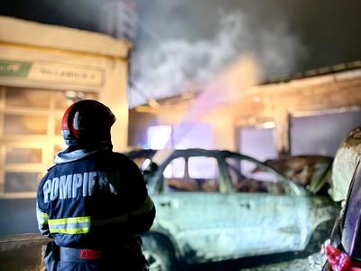 Botoşani: Incendiu în parcarea unui service auto/ Au fost afectate trei maşini şi 70 de metri pătraţi din acoperişul service-ului VIDEO