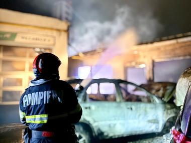 Botoşani: Incendiu în parcarea unui service auto/ Au fost afectate trei maşini şi 70 de metri pătraţi din acoperişul service-ului VIDEO