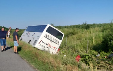 Autocar răsturnat pe A2 - Un băiat de 9 ani a fost în stop cardiac şi e în stare foarte gravă la ATI la Spitalul ”Grigore Alexandrescu” din Capitală. Un altul are politraumatisme, e relativ stabil / 5 copii cu traume minore, unul rămas sub observaţie-FOTO