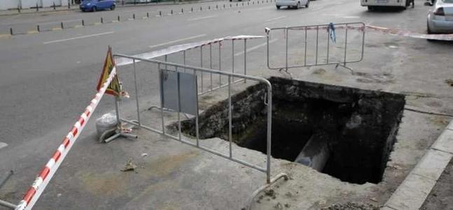 Maşină căzută într-o groapă dintr-o intersecţie din Capitală/ Şoferul rănit a fost transportat la spital/ Groapa era semnalizată cu indicatoare rutiere temporare şi garduri de protecţie