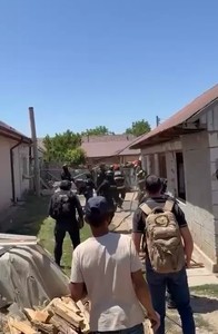 Teleorman: Intervenţie a poliţiştilor de la SIAS după ce o femeie a ameninţat că dă foc locuinţei, după o ceartă cu concubinul său/ Femeia a fost scoasă din casă, urmând a primi îngrijiri medicale de specialitate - VIDEO