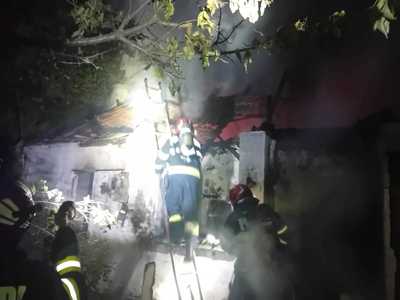 Bihor: Bărbat salvat din casa care i-a fost cuprinsă de un incendiu. El a fost găsit aproape inconştient, după ce a suferit arsuri şi intoxicaţie cu fum