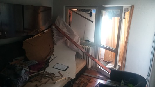 Hunedoara: Trei persoane au avut nevoie de îngrijiri medicale după explozia unei butelii de aragaz/ Unul dintre răniţi este un bărbat aflat în curtea unui cămin de îngrijiri pentru persoane vârstnice aflat în vecinătate - FOTO