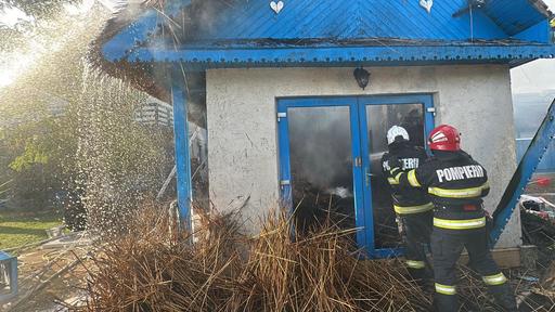 UPDATE - Incendiu la o unitate turistică din Delta Dunării/ Pompierii intervin cu mai multe autospeciale/ Doi turişti care se aflau în clădire au ieşit, fără a fi răniţi - FOTO, VIDEO