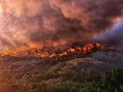 Dâmboviţa: Intervenţie de amploare a pompierilor la Aninoasa, unde un incendiu la o groapă de gunoi s-a extins pe un hectar - FOTO