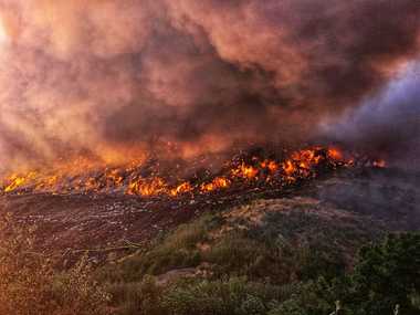 Dâmboviţa: Intervenţie de amploare a pompierilor la Aninoasa, unde un incendiu la o groapă de gunoi s-a extins pe un hectar - FOTO
