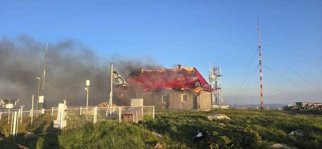 Cluj: Cabana şi statia meteorologică de pe Vârful Vlădeasa, cuprinse de un incendiu/ Arderea, favorizată de vântul puternic/ Pompierii intervin pentru protecţia rezervorului de combustibil - FOTO, VIDEO