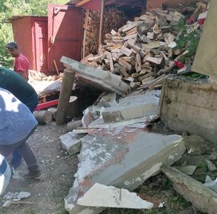 Hunedoara: Soţ şi soţie, prinşi sub un zid care s-a dărâmat/ Femeia a fost resuscitată şi i-au revenit semnele vitale, fiind preluată de un elicopter SMURD/ Bărbatul a fost rănit la un picior