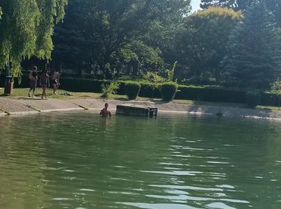 Amenzi de 6.000 de lei pentru patru tineri prinşi două zile la rând scăldându-se în lacul artificial dintr-un parc din Ploieşti