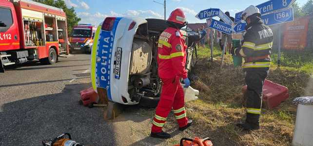 Accident în care a fost implicată o autospecială a IPJ Neamţ, aflată în misiune/ Două persoane din maşina de Poliţie, descarcerate şi transportate la spital