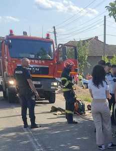 Bihor: Doi adolescenţi, transportaţi la spital după ce motocicleta pe care se aflau a fost implicată într-un accident/ Un băiat de 16 ani, prins sub un autoturism în urma accidentului, el fiind în stare gravă