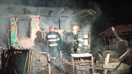 UPDATE - Vaslui - Un băieţel de 7 ani a murit carbonizat, iar bunica sa, care are arsuri pe faţă, membre şi trunchi,a ajuns la spital inconştientă, după ce un incendiu le-a cuprins locuinţa - FOTO