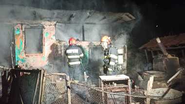 UPDATE - Vaslui - Un băieţel de 7 ani a murit carbonizat, iar bunica sa, care are arsuri pe faţă, membre şi trunchi,a ajuns la spital inconştientă, după ce un incendiu le-a cuprins locuinţa - FOTO