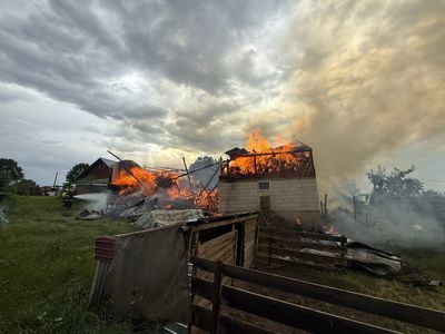 Incendiu provocat de un trăsnet, în judeţul Suceava. Intervenţia pompierilor a limitat pagubele şi mai multe animale au fost salvate