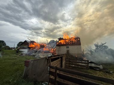 Incendiu provocat de un trăsnet, în judeţul Suceava. Intervenţia pompierilor a limitat pagubele şi mai multe animale au fost salvate