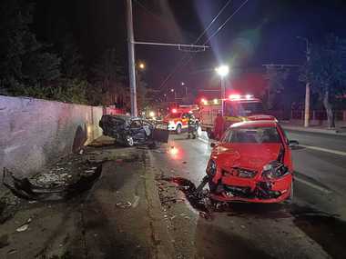 Două persoane, transportate la spital în urma unui accident în care au fost implicate două autoturisme, la Cluj-Napoca - FOTO