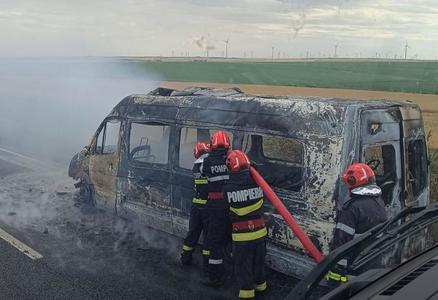 Incendiu la un microbuz de transport persoane, pe DN 22, la limita judeţelor Tulcea şi Constanţa/ 18 adulţi şi doi copii au ieşit din autovehicul, fără a avea nevoie de îngrijiri medicale