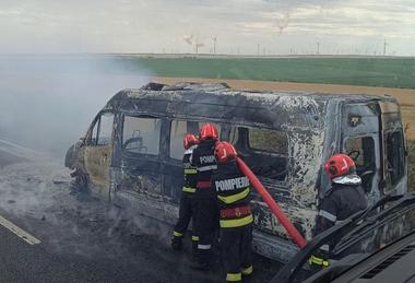 Incendiu la un microbuz de transport persoane, pe DN 22, la limita judeţelor Tulcea şi Constanţa/ 18 adulţi şi doi copii au ieşit din autovehicul, fără a avea nevoie de îngrijiri medicale