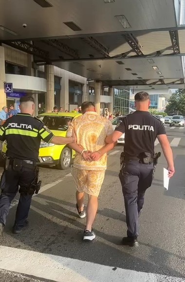 Bărbatul care ar fi înşelat un cetăţean nigerian, încasând de la acesta aproape 400 de euro pentru o cursă taxi de la Aeroportul ”Henri Coandă” la un hotel din centrul Capitalei, reţinut - VIDEO