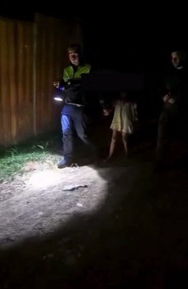 Braşov: Fetiţă de şapte ani, dată dispărută, găsită de poliţişti în scurt timp/ Ea se juca împreună cu alţi copii şi au avariat neintenţionat o ţeavă de apă, astfel că s-a speriat şi a fugit în afara localităţii, într-o zonă cu vegetaţie