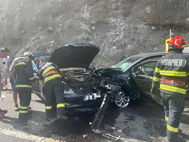 Accident în care au fost implicate un camion şi trei autoturisme, pe DN 15, în judeţul Mureş/ Sunt şase persoane rănite, două fiind încarcerate/ Traficul este complet blocat - FOTO