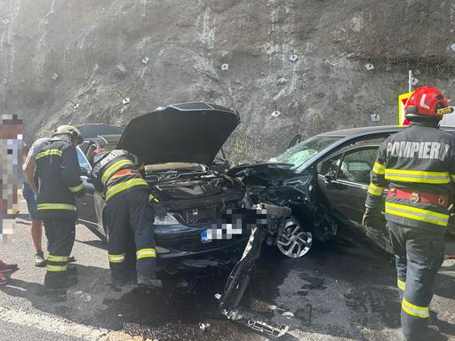 UPDATE - Accident în care au fost implicate un camion şi trei autoturisme, pe DN 15, în judeţul Mureş/ O femeie a murit, o altă persoană fiind preluată de elicopterul SMURD/ Celelalte patru victime refuză transportul la spital/ Traficul, complet blocat - FOTO