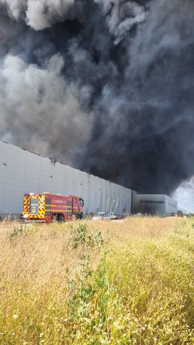Incendiu puternic la o hală dintr-un parc logistic de pe A1, în judeţul Giurgiu/ Pompierii intervin cu mai multe autospeciale/ A fost emis mesaj RO-Alert pentru mai multe localităţi, din cauza fumului dens degajat - FOTO
