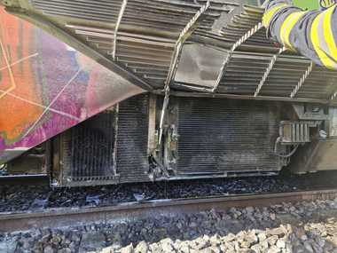 UPDATE - Argeş: Incendiu la un tren „Săgeata albastră”/ 90 de călători s-au evacuat/O femeie şi o fetiţă de 11 ani au suferit un atac de panică - FOTO
