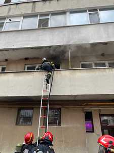 Prahova: Locuitorii unui bloc din oraşul Băicoi, evacuaţi din cauza unui incendiu - FOTO