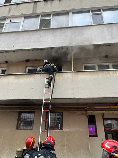 Prahova: Locuitorii unui bloc din oraşul Băicoi, evacuaţi din cauza unui incendiu - FOTO