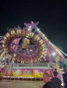Incident într-un parc de distracţii din Bacău – Martorii au surprins momentul în care o bucată dintr-o instalaţie s-a desprins în timpul funcţionării şi a căzut - VIDEO

