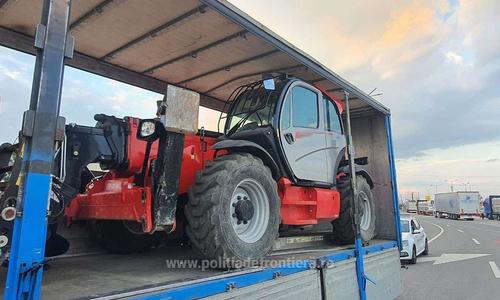 Utilaje agricole şi de construcţii de 270.000 de euro, confiscate de poliţiştii de frontieră/ Un şofer a fost oprit după o urmărire cu drona - FOTO