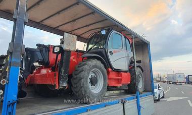 Utilaje agricole şi de construcţii de 270.000 de euro, confiscate de poliţiştii de frontieră/ Un şofer a fost oprit după o urmărire cu drona - FOTO