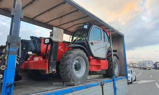 Utilaje agricole şi de construcţii de 270.000 de euro, confiscate de poliţiştii de frontieră/ Un şofer a fost oprit după o urmărire cu drona - FOTO