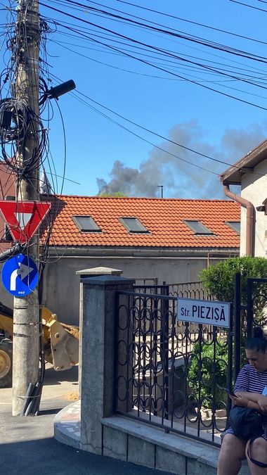 Puternic incendiu în Cluj-Napoca – Focul a cuprins o anexă şi acoperişurile a două case
