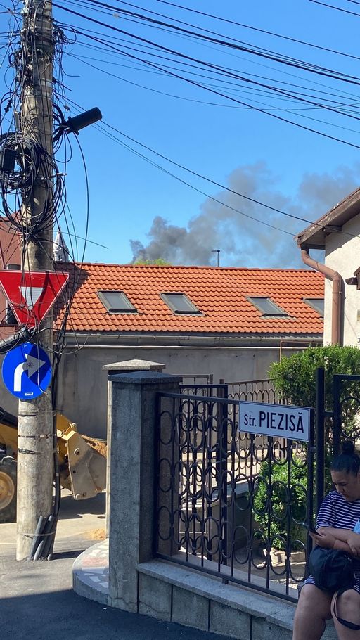 UPDATE - Puternic incendiu în Cluj-Napoca – Focul a cuprins acoperişul unui local şi două anexe 