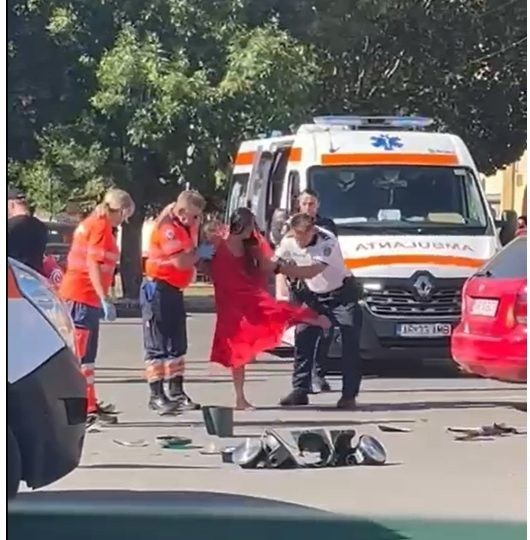 Arad: O şoferiţă cu 1,10 mg/l alcool pur în aerul expirat a produs un accident în care o altă femeie şi doi copii au fost răniţi/ Ea a fost încătuşată, după ce a făcut scandal - VIDEO