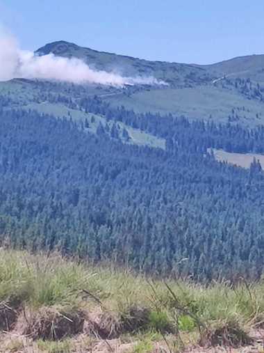 Vâlcea: Incendiu de vegetaţie şi fond forestier, în localitatea Câineni / Sunt mai multe focare, deocamdată nu se poate estima suprafaţa afectată