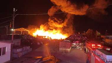 Incendiu la un depozit de fier vechi din municipiul Buzău. Focul se manifesta pe o suprafaţa de aproximativ 200 mp, la stive de cartoane şi mase plastice, cu risc de propagare la utilaje - FOTO