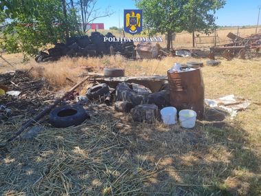 Dosar penal la o fermă din Arad, unde au fost descoperite peste 1.600 de kilograme de anvolope uzate, deşeuri feroase şi plăci de azbest, depozitate direct pe sol