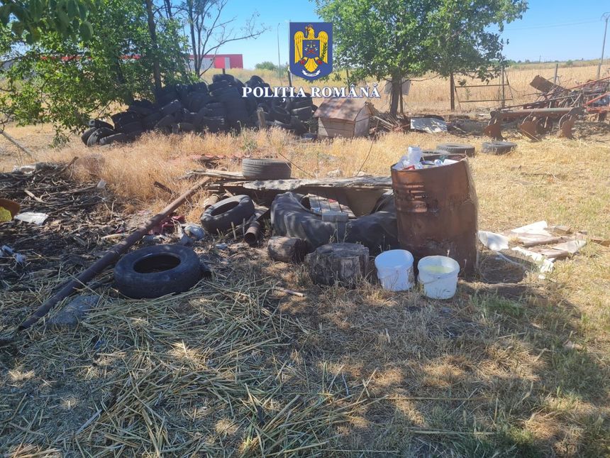 Dosar penal la o fermă din Arad, unde au fost descoperite peste 1.600 de kilograme de anvolope uzate, deşeuri feroase şi plăci de azbest, depozitate direct pe sol