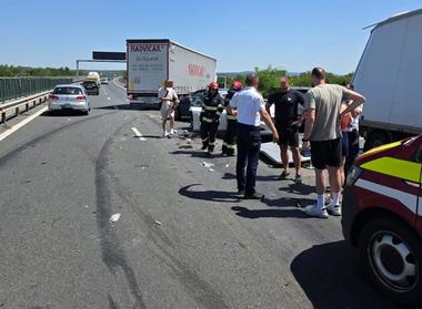 Trei copii şi 11 adulţi, răniţi într-un accident rutier pe autostrada A1 Deva-Nădlac, în zona localităţii timişene Margina/ Au fost implicate cinci autoturisme, un autotren şi o autoutilitară
